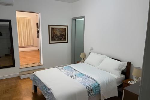 a bedroom with a white bed and a window at Apartamento no centro in Pomerode