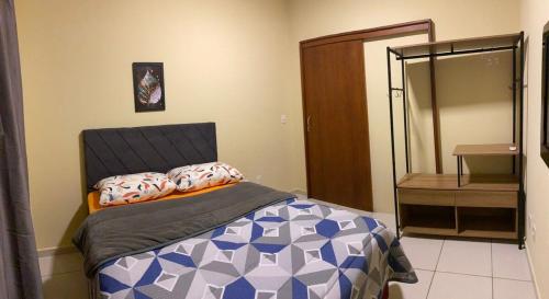 En eller flere senge i et værelse på Apto inteiro meia hora de BC