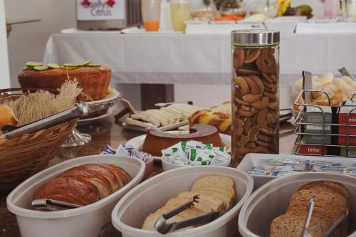 ジャボティカバルにあるHotel Estancia Santa Améliaのパン菓子のテーブル