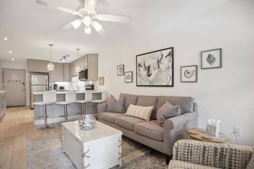 Η κουζίνα ή μικρή κουζίνα στο Stylish Upscale Beachside Villa Pool View