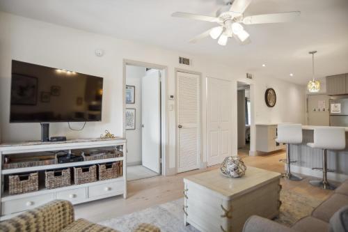 Μια τηλεόραση ή/και κέντρο ψυχαγωγίας στο Stylish Upscale Beachside Villa Pool View