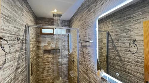 a bathroom with a shower with a glass door at RANCH HAUS OXAPAMPA - PeT FRIENDLY in Oxapampa