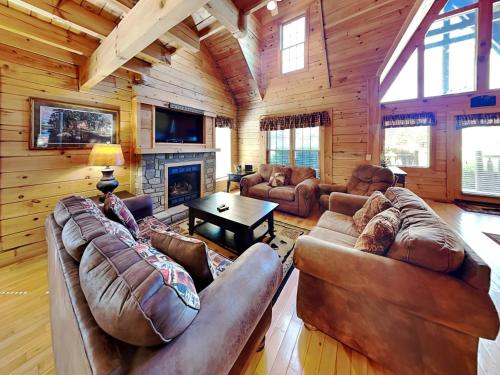a living room with leather furniture and a fireplace at Peytons Hideaway in Gatlinburg
