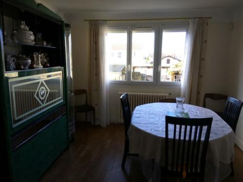 une salle à manger avec une table et une télévision dans l'établissement House near CDG Paris airport 4 bedroom, à Goussainville