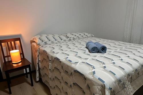 a bed with a blue pair of shoes on it at Excelente casa familiar no Centro FW in Pomerode