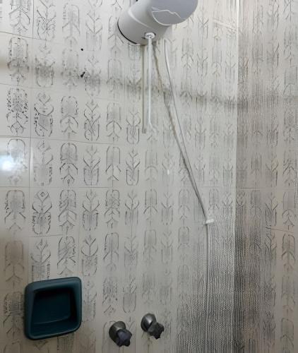 a shower with a shower curtain with drawings on it at Excelente casa familiar no Centro FW in Pomerode