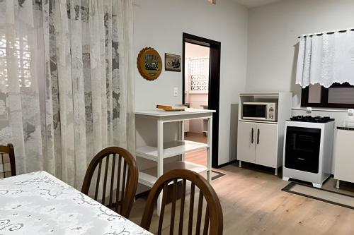a kitchen with a table and chairs and a dining room at Excelente casa familiar no Centro FW in Pomerode