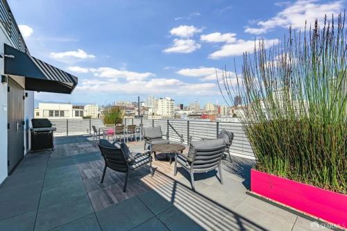 Μπαλκόνι ή βεράντα στο Bright Modern 2BR Apt in SF
