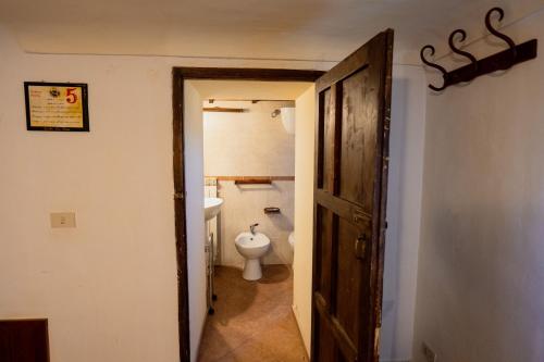 an open door to a bathroom with a toilet at Agriturismo Baglio San Pietro in Nicosia