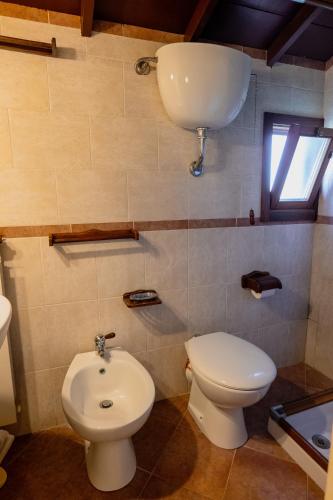 a bathroom with a toilet and a sink at Agriturismo Baglio San Pietro in Nicosia