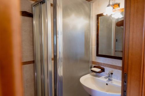 a bathroom with a sink and a shower at Agriturismo Baglio San Pietro in Nicosia