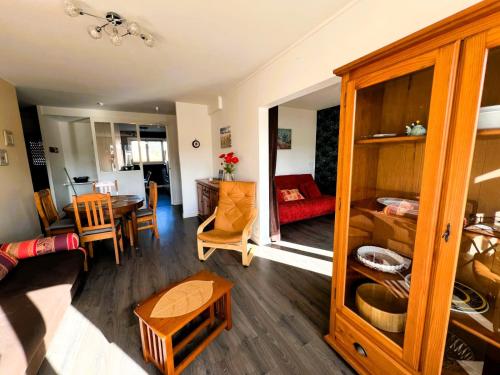 un salon avec un canapé et une salle à manger dans l'établissement LE ROCHEFORT - 2 chambres, à Les Sables-dʼOlonne