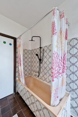 Bilik mandi di Arish Downtown Venice Apartment