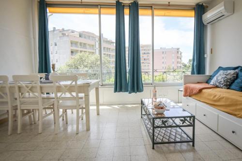 un salon avec une table et un canapé dans l'établissement Jessica - Very luminous 1Br with loggia - by TGB, à Ajaccio