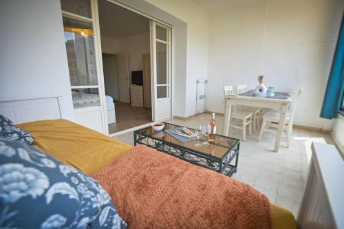 un salon avec un lit et une table dans l'établissement Jessica - Very luminous 1Br with loggia - by TGB, à Ajaccio
