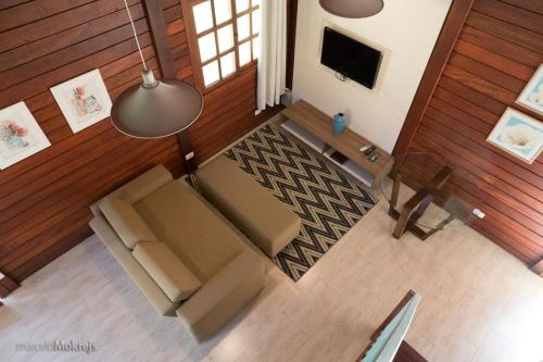 an overhead view of a living room with a couch and a table at Clínica e Spa Vida Natural in São Roque