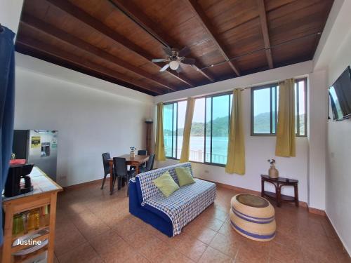 una sala de estar con un sofá y una mesa en Cabañas Blue, en Isla Grande
