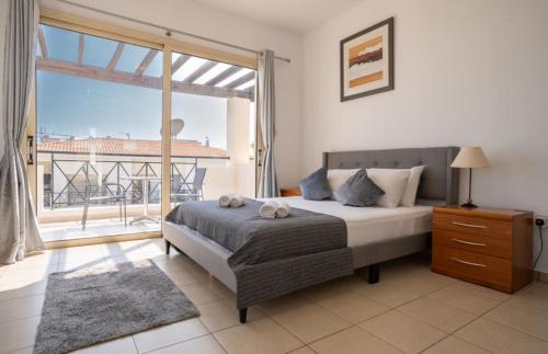 Katil atau katil-katil dalam bilik di Studio Apartment with Pool and Balcony Hillside and Sea Views For Business or Leisure Travellers