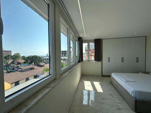 Un dormitorio con una cama y grandes ventanales. en Nestivo, en Golem