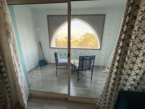 una sala da pranzo con porte in vetro e tavolo e sedie di Sharm el Sheikh Domina Coral Bay Suite Acquamarine a Sharm El Sheikh