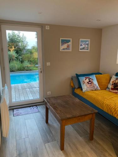 un salon avec un canapé et une table dans l'établissement La Savoyarde, Chambre d'hôtes, à Annecy