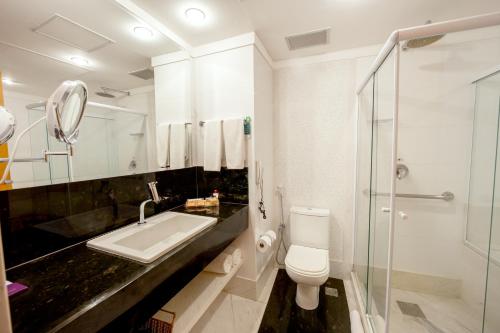 a bathroom with a sink and a toilet and a shower at Quality Hotel Vitória in Vitória