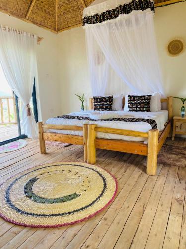 Postel nebo postele na pokoji v ubytování Bwindi Neckview Lodge