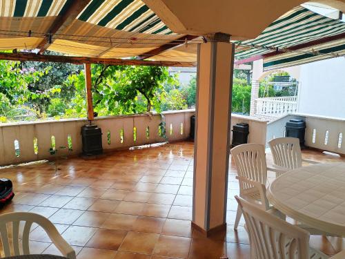 Frenchy Budget Rooms