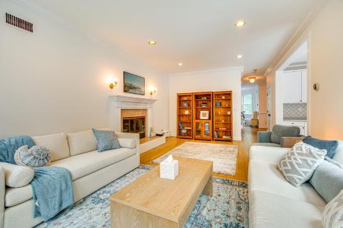 Χώρος καθιστικού στο Serene Hudson Valley Escape with Pool and Grill