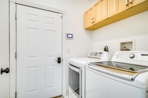 Η κουζίνα ή μικρή κουζίνα στο Serene Hudson Valley Escape with Pool and Grill