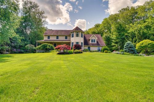 Κήπος έξω από το Serene Hudson Valley Escape with Pool and Grill