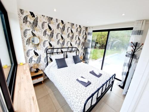 - une chambre avec un lit et un mur de fenêtres dans l'établissement Villa familiale de Collonges, à Collonges-au-Mont-dʼOr