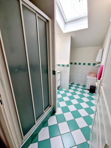 une salle de bain avec un sol à carreaux verts et blancs dans l'établissement Villa familiale de Collonges, à Collonges-au-Mont-dʼOr