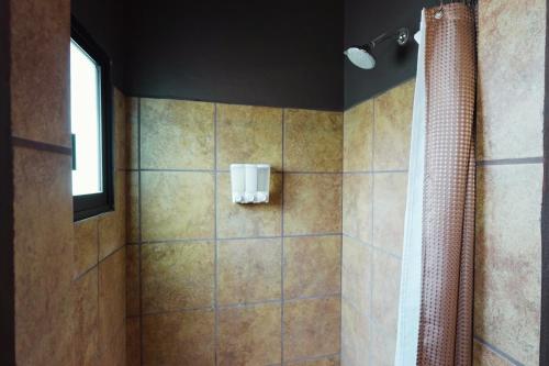Un baño de Enjoy AC in the Penthouse at Inn Ajijic