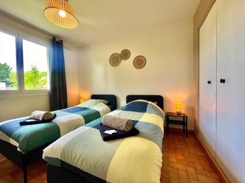 En eller flere senge i et værelse på " Parenthèse Verte " Jardin - Barbecue - Garage