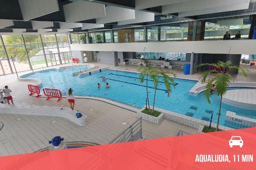 - une grande piscine dans un bâtiment avec des personnes dans l'établissement 