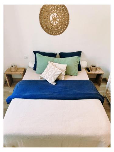 Elle comprend un grand lit avec des draps et des oreillers bleus et blancs. dans l'établissement Casa Lina, à Sainte-Maxime