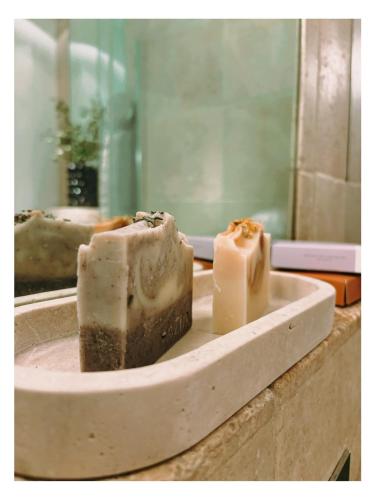 une assiette avec un morceau de gâteau sur un comptoir dans l'établissement Casa Lina, à Sainte-Maxime