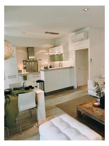 une cuisine et un salon avec une table et un canapé dans l'établissement Casa Lina, à Sainte-Maxime