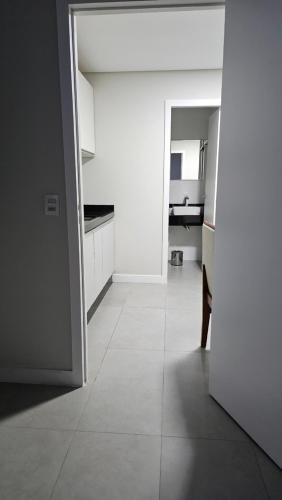 Una cocina o zona de cocina en Lugar Aconchecante 2 Ap 102