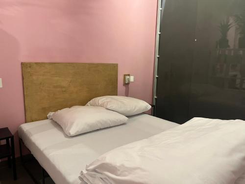 two beds in a room with pink walls at 36 Rooms Hostel Berlin Kreuzberg in Berlin