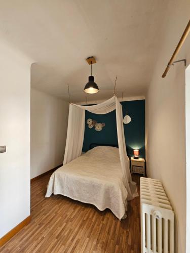 une chambre avec un lit à baldaquin dans l'établissement Maison avec piscine, à Cajarc