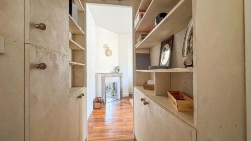 Cette chambre dispose d'un couloir avec des étagères et une porte. dans l'établissement Confort & calme à St-Maurice, à Saint-Maurice