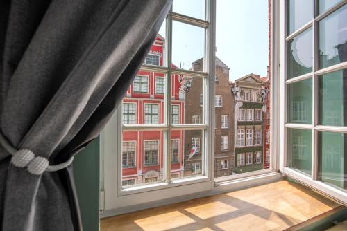una grande finestra con vista su un edificio rosso di Black Swan House, Old Town a Danzica