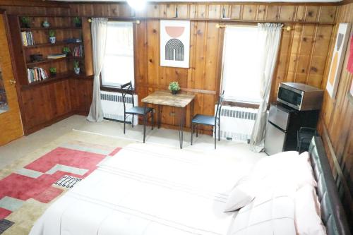 Postel nebo postele na pokoji v ubytování Brooklyn Boho Retreat