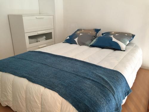 un lit avec deux oreillers dessus dans une chambre dans l'établissement Appart à 2 pas de la grande plage, à Les Sables-dʼOlonne