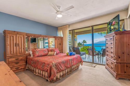 En eller flere senge i et værelse på Sands Of Kahana #337 Oceanfront