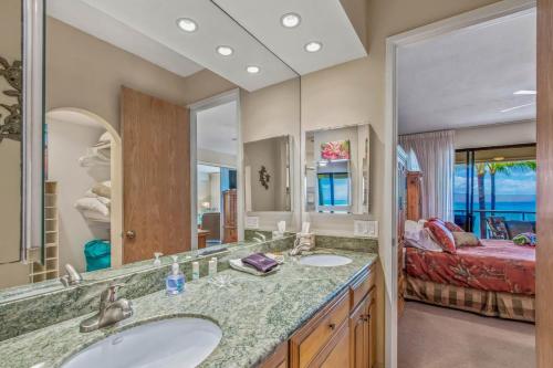 Et badeværelse på Sands Of Kahana #337 Oceanfront