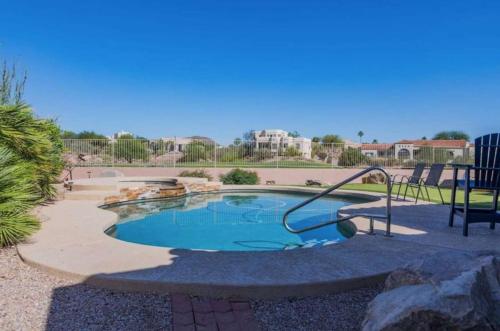 Bazén v ubytování Spacious Mesa home with stunning views nebo v jeho okolí