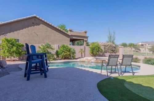 Bazén v ubytování Spacious Mesa home with stunning views nebo v jeho okolí